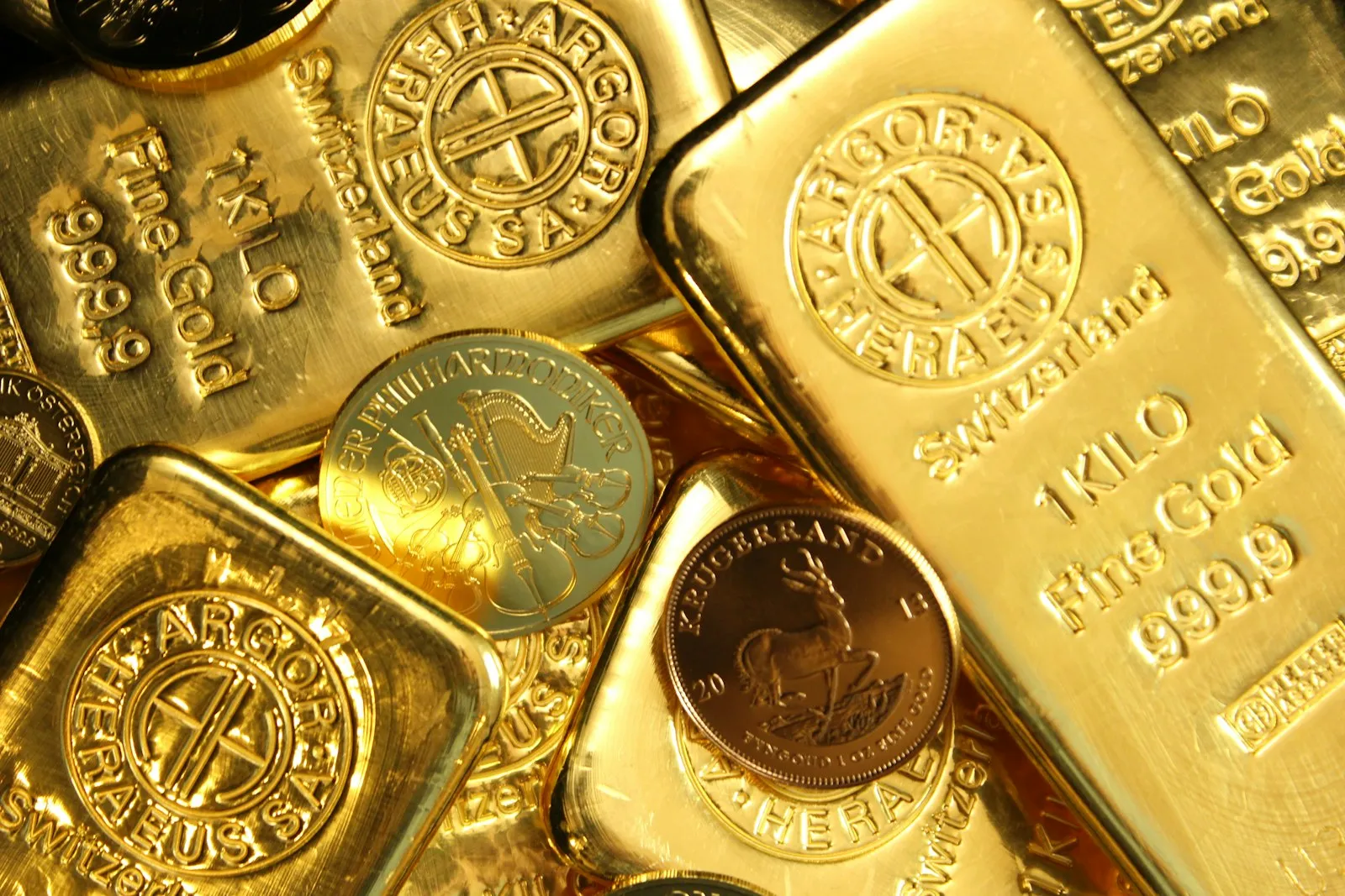 Goldbarren und Goldmünzen