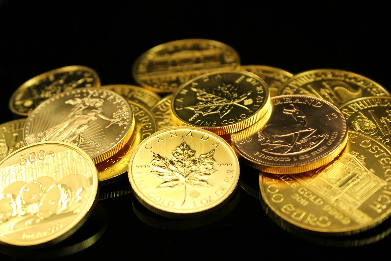 Goldmünzen Maple Leaf auf dunklem Hintergrund